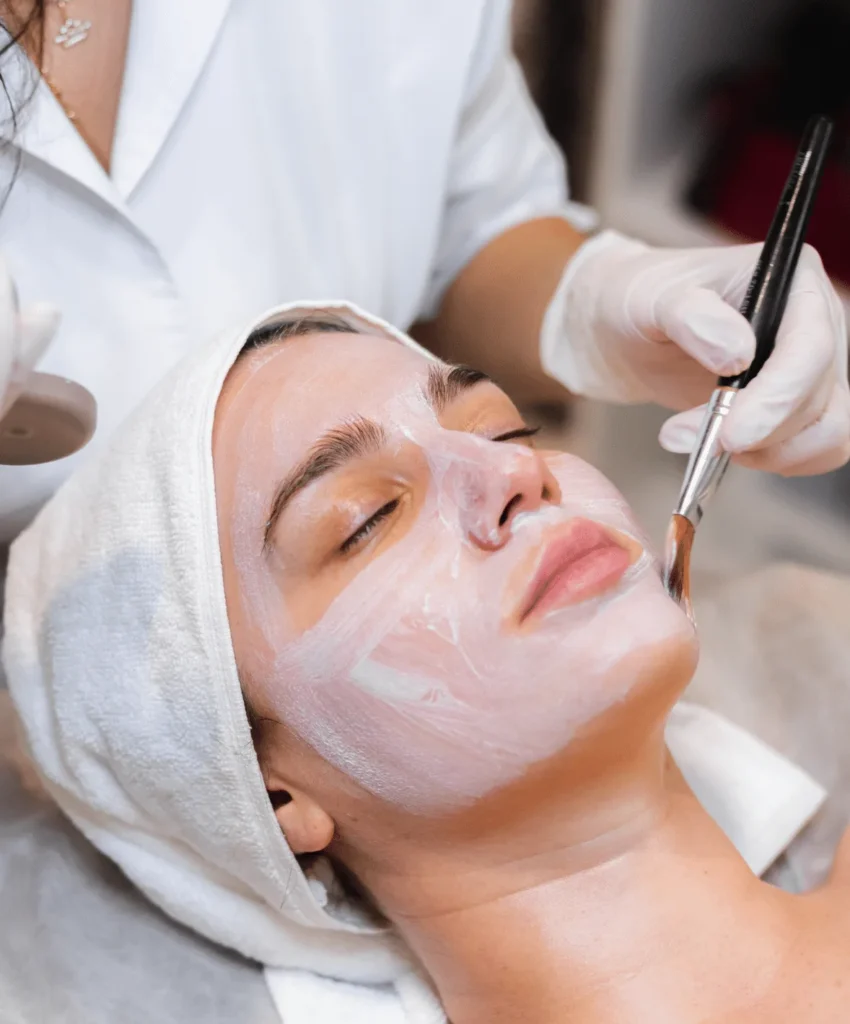 Tratamiento facial en HERA'S Nails & Lashes Valencia
